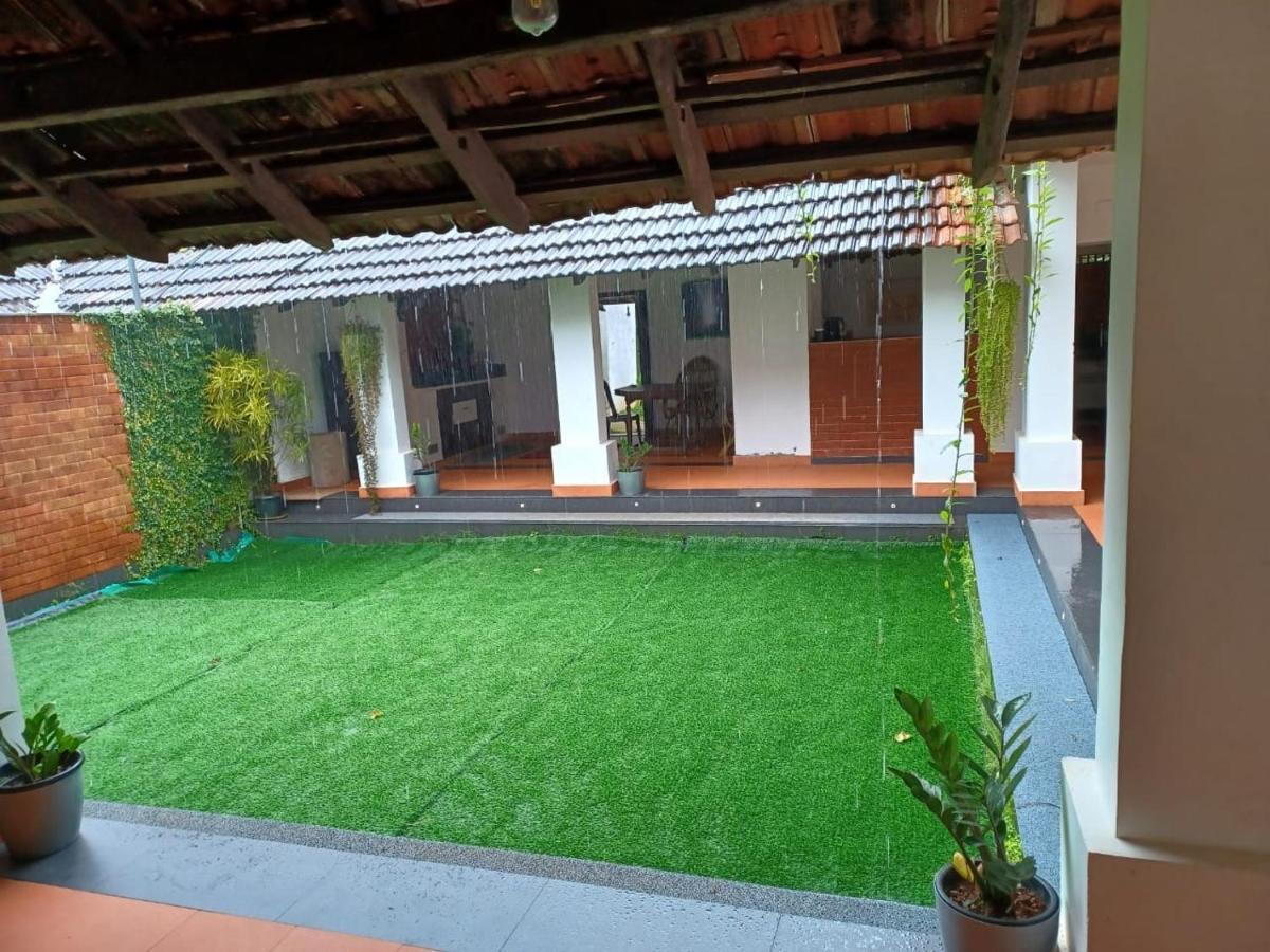 Kayyalas Courtyard Thrissur Luaran gambar